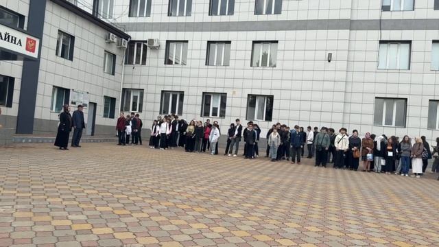 Понедельник начинается с главного: Флаг России в нашем колледже!