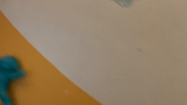 Ева распаковывает космонавтов-липучек
