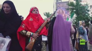 مسلحون من قبيلة بختياري يسيرون في طهران لمبايعة خامنئي