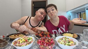 Мукбанг совсем ОБНАГЛЕЛА, ОБЪЕДАЮ Вована, папусь в ЕГО тарелке и он мне это ПОЗВОЛЯЕТ! Семейный ужин