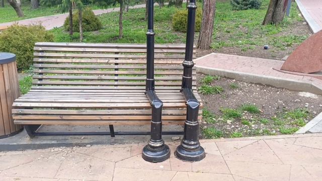 Оригинальные фонари в Комсомольском парке Кисловодска. Май 2026