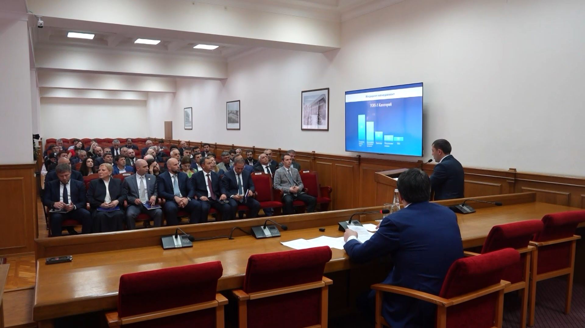 Мэр Махачкалы провел аппаратное совещание