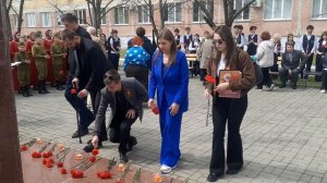 Возложение цветов в школе 29