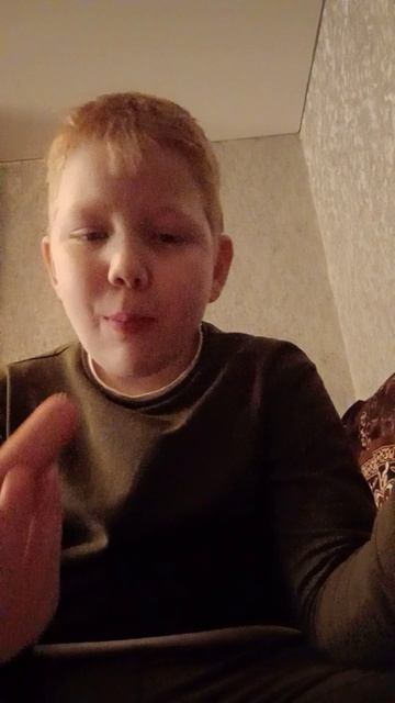ем булку и сосиску