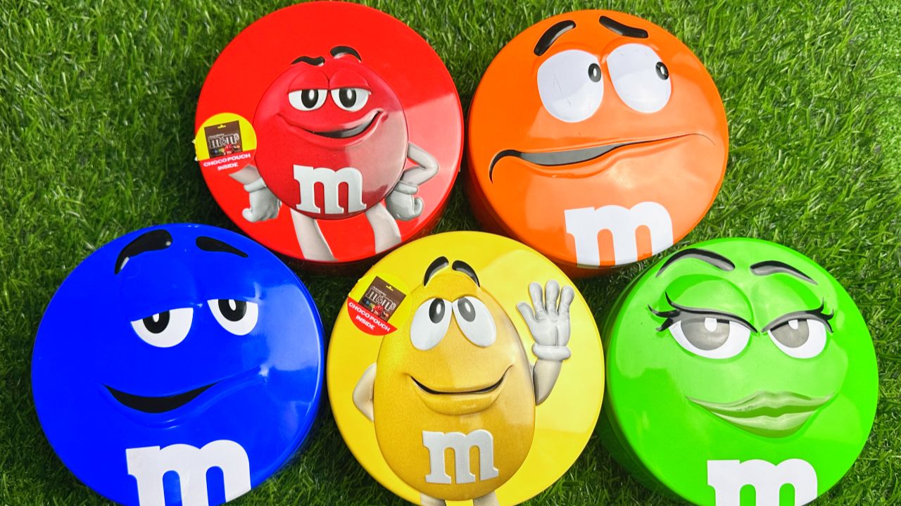 Удовольствие на несколько минут: Радужные ванночки с конфетами M&M's и волшебной слизью