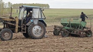 Трактор МТЗ-82.1 с сеялкой СЗП-3.6 на посеве овса с костром .