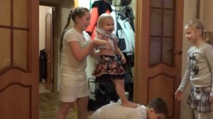 Алиса в гостях у Саши и Кати играет танцует и хулиганит !