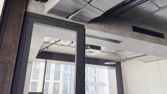 Цельностеклянные перегородки со Smart-стеклом и скрытой фурнитурой для офисного пространства