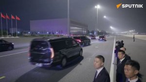 Кортеж Президента России выезжает из аэропорта в Пекине, 19 мая 2026 года