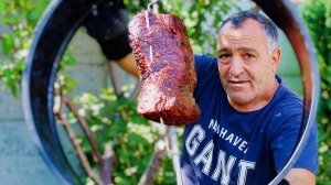 Сочный стейк в гриле на вертеле и домашняя картошка на сковороде