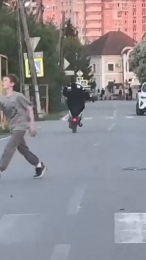 Инспектор ДПС гонится за подростком-скутеристом.