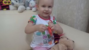 Алиса играет с мячиком и собачкой Джеки Открывает сюрпризы
