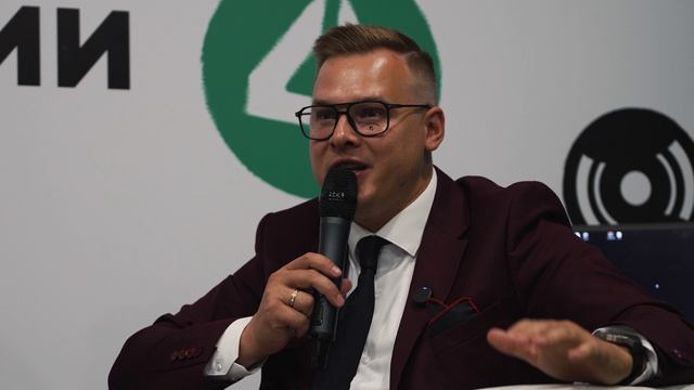 Богданов Сергей спикер, модератор панельной дискуссии на бизнес-форуме смотреть онлайн