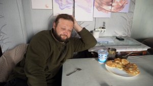 Встала в 4 утра и пожарила мама оладушек для любимого сына Он ходит и ворчит как старый дед