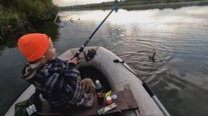 внук обрыбачил меня!рыбачим с внуком с лодки