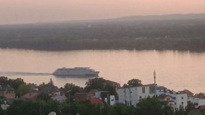ДЕНЬ ПРОЛЕТЕЛ. И ВЕЧЕР НА ПОРОГЕ. ВОЛГА ВСЕГДА ПРЕКРАСНА. А МИМО ТЕПЛОХОД.. АХ БЕЛЫЙ ТЕПЛОХОД. 🥰🥰.