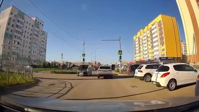 Сегодня на Юго-западной один мотоциклист очень сильно куда-то спешил