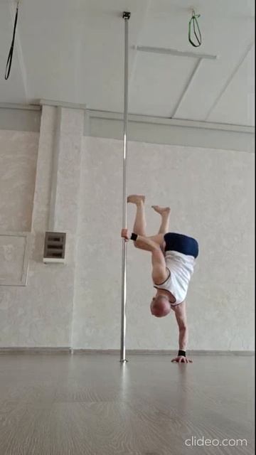 Стойка на одной руке (Александр Странник https://vk.com/far_familiar)