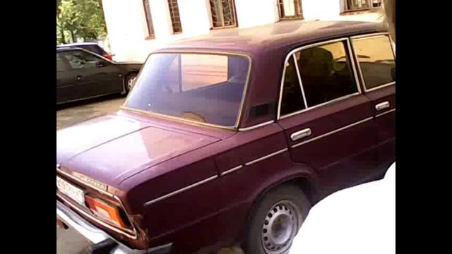 Тотально-слепой мужчина легко находит доску объявлений на улице.