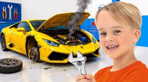Дети катаются на игрушечных машинках