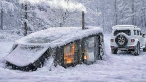 Новая надувная палатка для кемпинга в заснеженных горах. Сильный снегопад