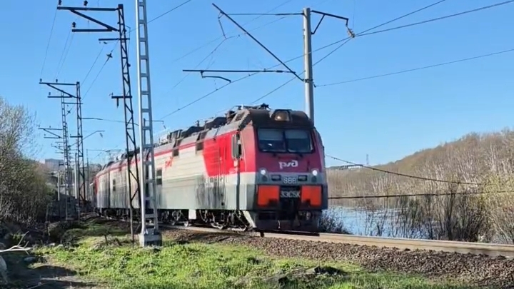 3ЭС5К-888 с грузовым поездом проезжает мимо смотреть онлайн