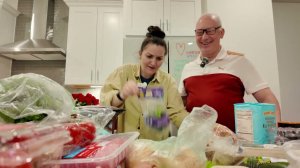 КАК ВЫЖИВАЮТ РУССКОЯЗЫЧНЫЕ НА ЗАГНИВАЮЩЕМ ЗАПАДЕ: распаковка продуктов из двух магазинов