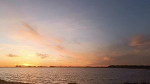 Красивое озеро в разное время суток.
