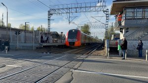 Постойте! Скоростной! Электропоезд «Ласточка» ЭС2Г-237 без остановки на пл.Удельная, 2026 год