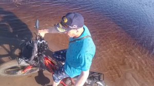 Испытание на велосипеде Фет байке пляжный песке и на воде