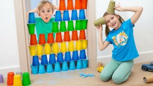 ВЛАД И НИКИ | Весёлые игры с цветными стаканчиками и уроки дружбы
