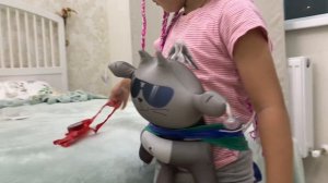 Чем Алиса занимается перед сном ! Как Алиса играет с игрушками