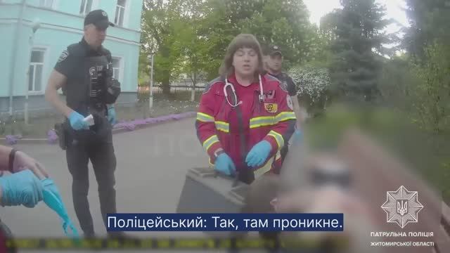 Мужик с ножом напал на прохожих по среди улицы в Жетомире смотреть онлайн
