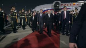 🇨🇳Церемония приветствия Владимира Путина проходит в аэропорту Пекина
▶️Начался 22 визит…🔽