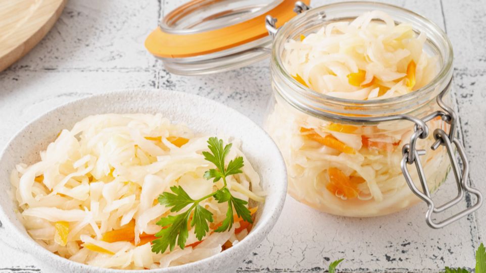 Квашеная капуста белокочанная.