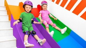 Веселье на лестничной горке! 🛷🌈 Дети из Vania Mania Kids катаются дома!