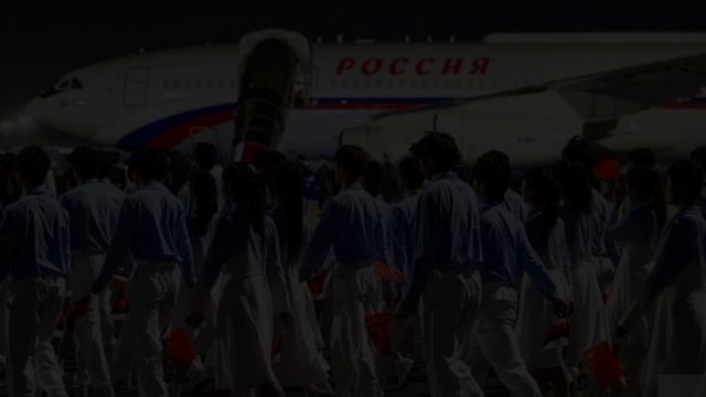 Путин перемещается по Пекину на автомобиле Aurus с китайскими номерами. Президента РФ встретили ...
