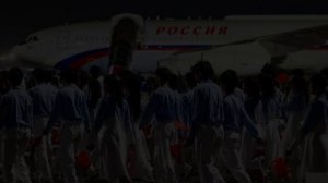 Путин перемещается по Пекину на автомобиле Aurus с китайскими номерами. Президента РФ встретили ...
