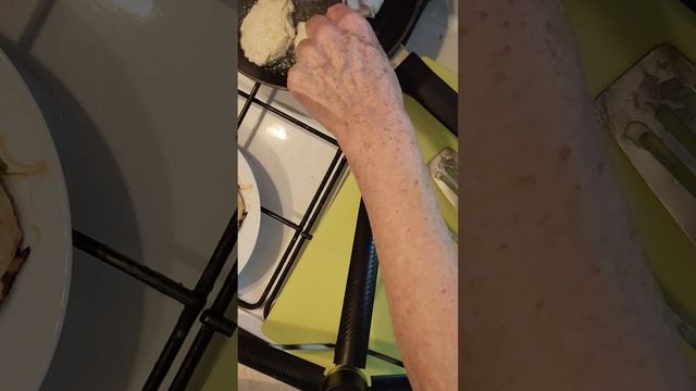 «ВКУСНЕЕ ПУХА!  ПЫШНЫЕ ОЛАДЬИ ЗА 10 МИНУТ | Секрет карельской “Зелёной дачи”»