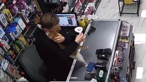 Турецкий кот регулярно приходит в магазин, чтобы