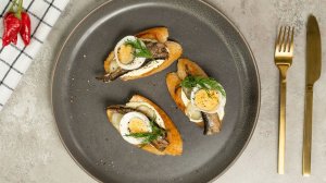 Тост с солеными огурцами