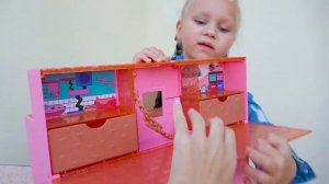 Крутая ПОДСТАВКА для кукол ЛОЛ ! Алиса нашла ЧЁРНЫЙ ШАРИК с сюрпризом ! Мими Лисса