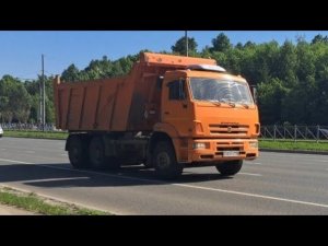 Машины едут по городу