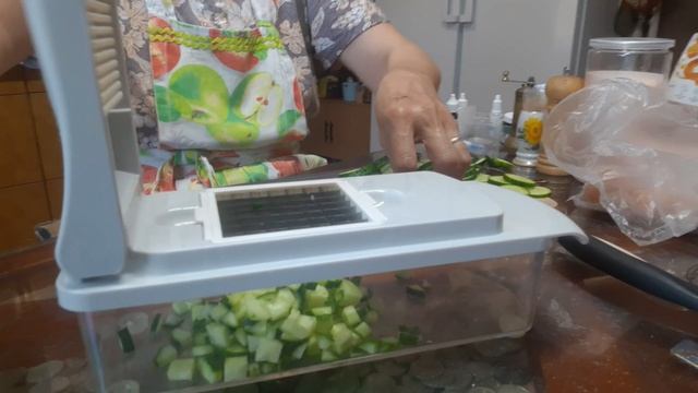 Рабочие в комбинезонах, красная машина и...