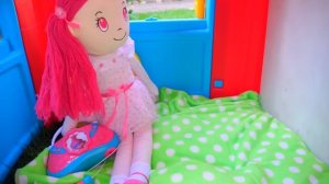 Настя и Кукла построили новый детский дом Nastya and Doll Pretend