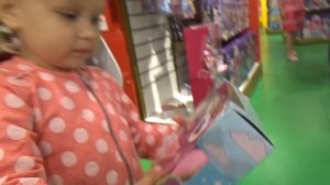 Алиса покупает игрушки в магазине Хамлис Alice buys toys at the store Hamleys
