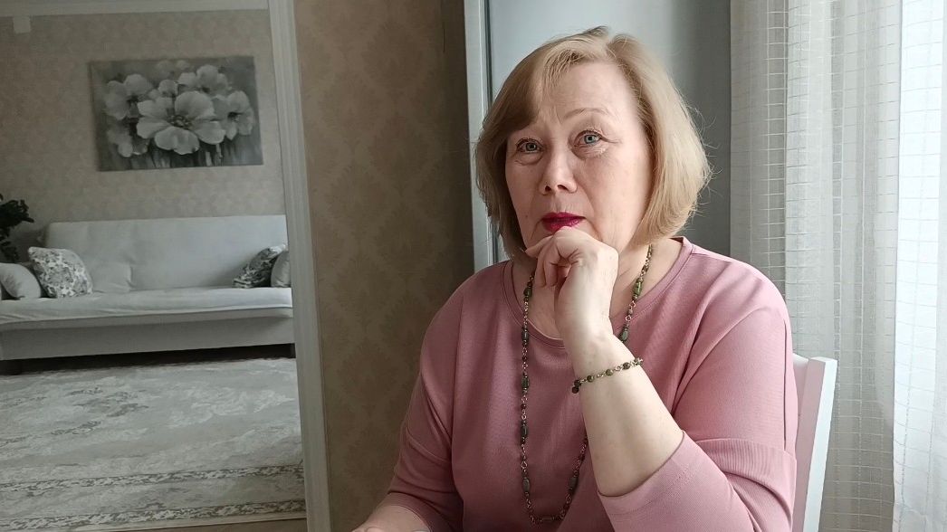 СЕСТРЕНКА ПРИШЛА В ГОСТИ. ПОКАЗЫВАЕТ ОБНОВЫ . ТРАПЕЗНИЧАЕМ .
