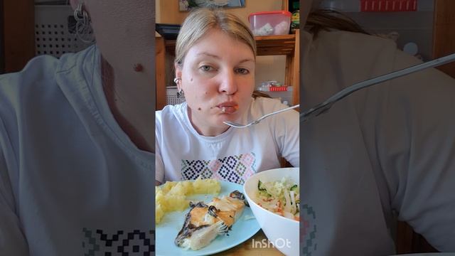 Мукбанг. Пюре с зубаткой, овощной салат