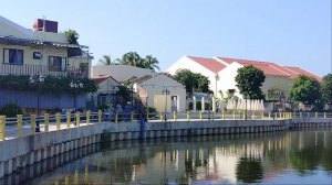 Ловля рыбы в центре городка!