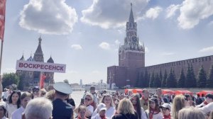 Подмосковные школьники принимаются в пионеры на Красной площади.